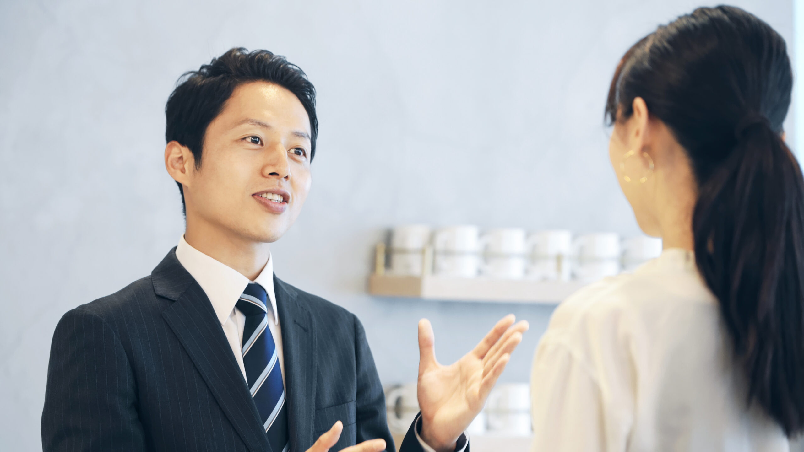 丁寧に接客する男性スタッフ