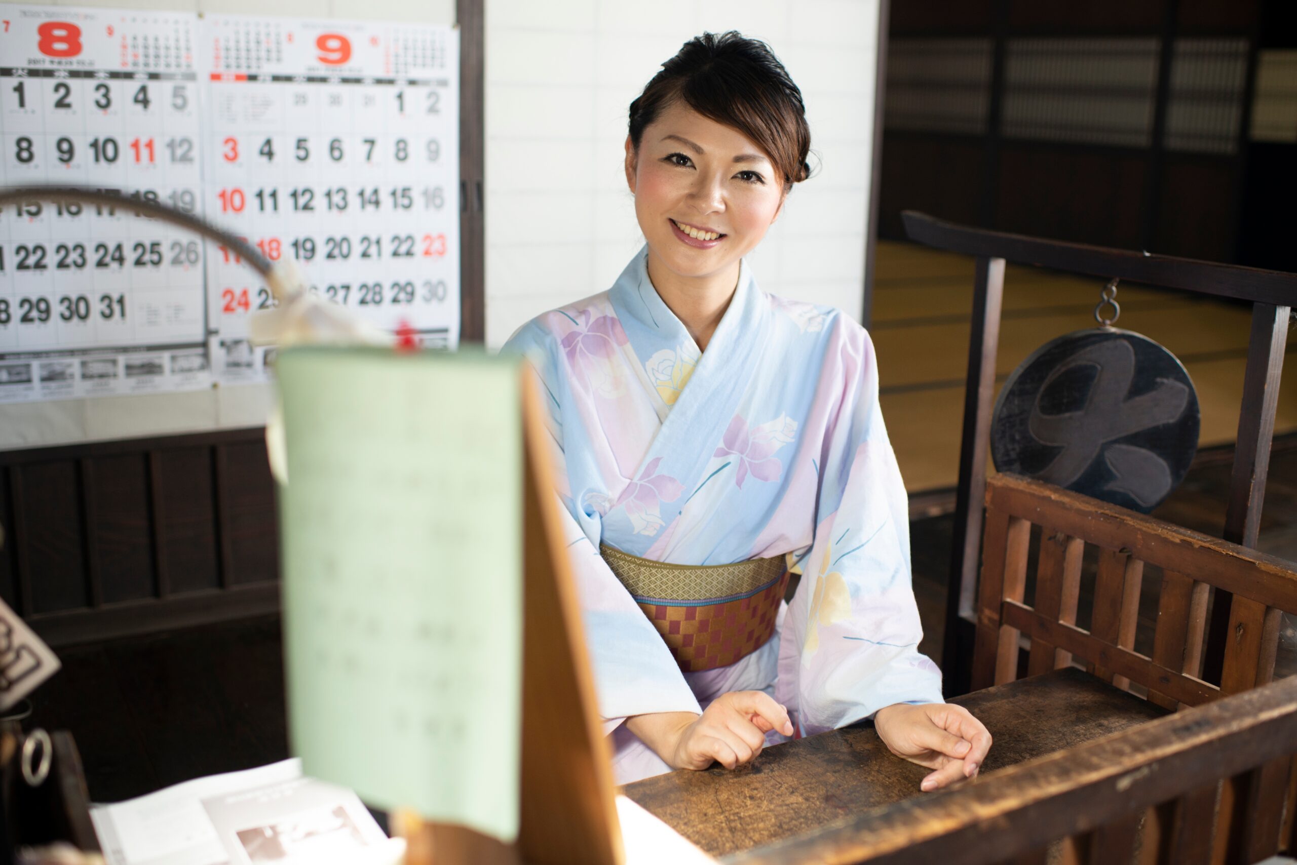旅館で受付を行う女性スタッフ