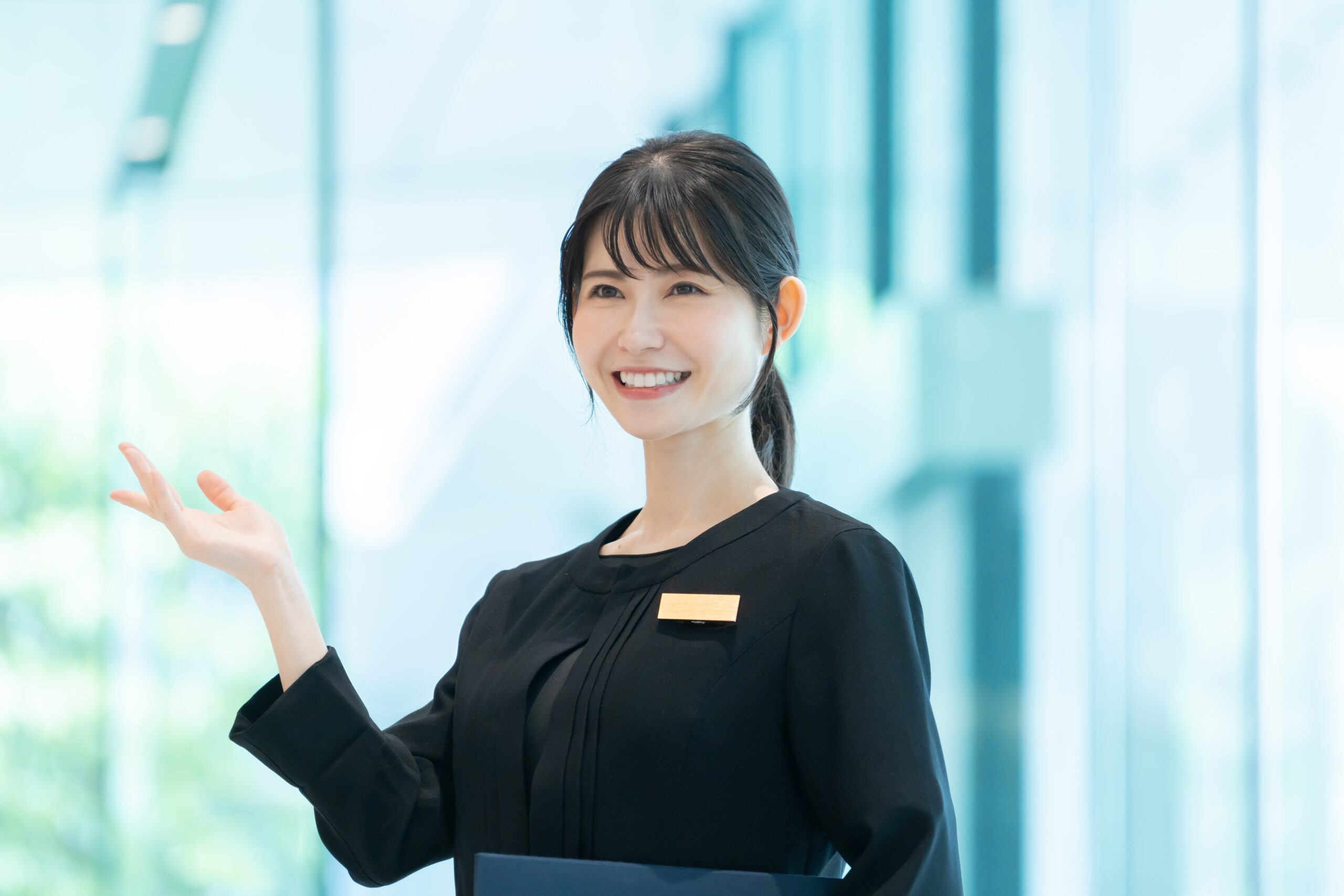 笑顔で接客する女性スタッフ